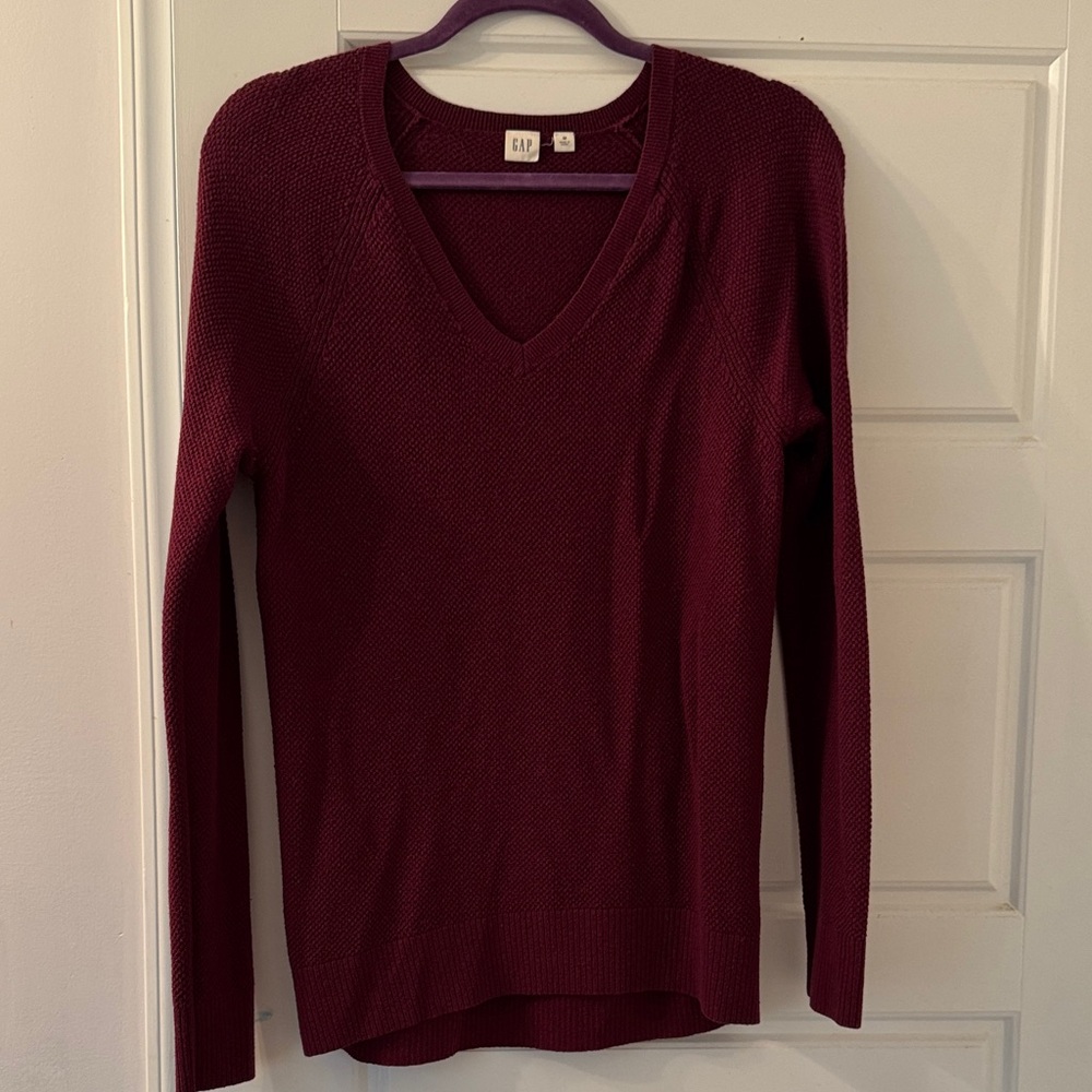 GAP Women's Deep Red V-Neck Sweater size Medium